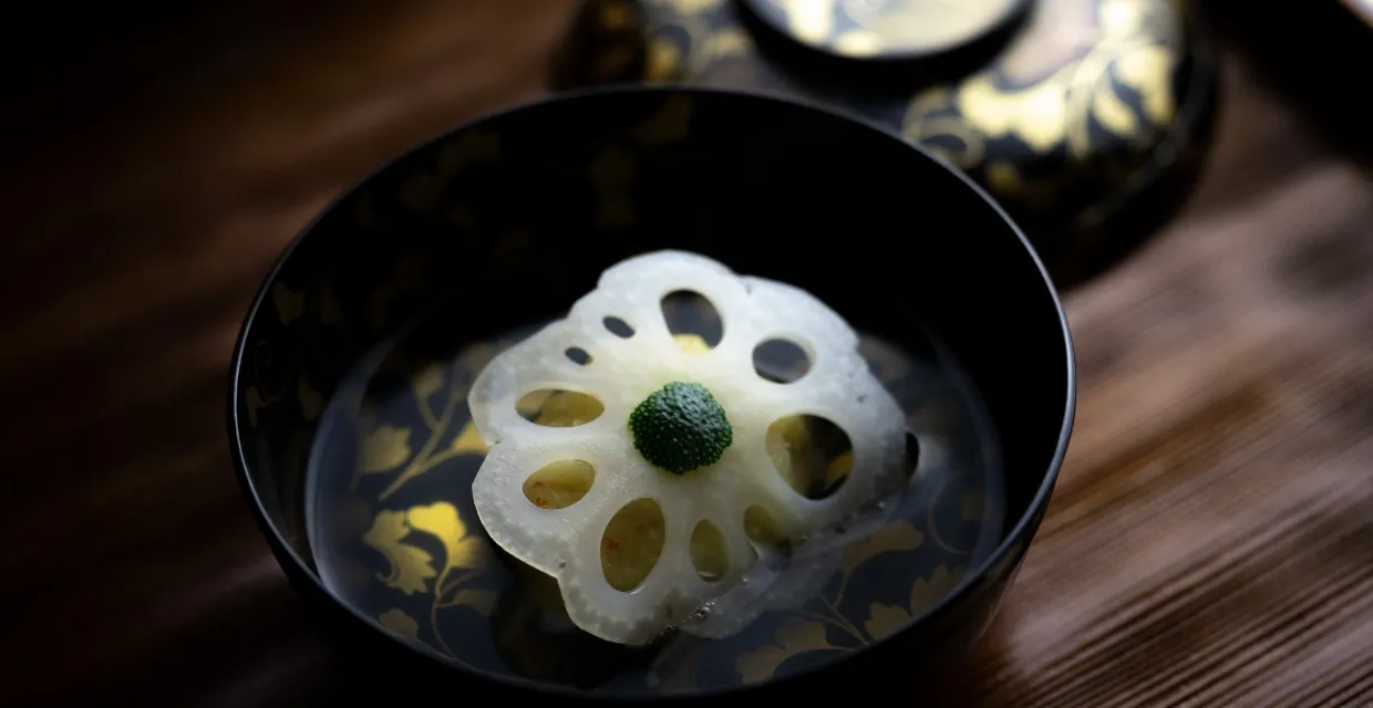 丁寧な飾り付けの料理