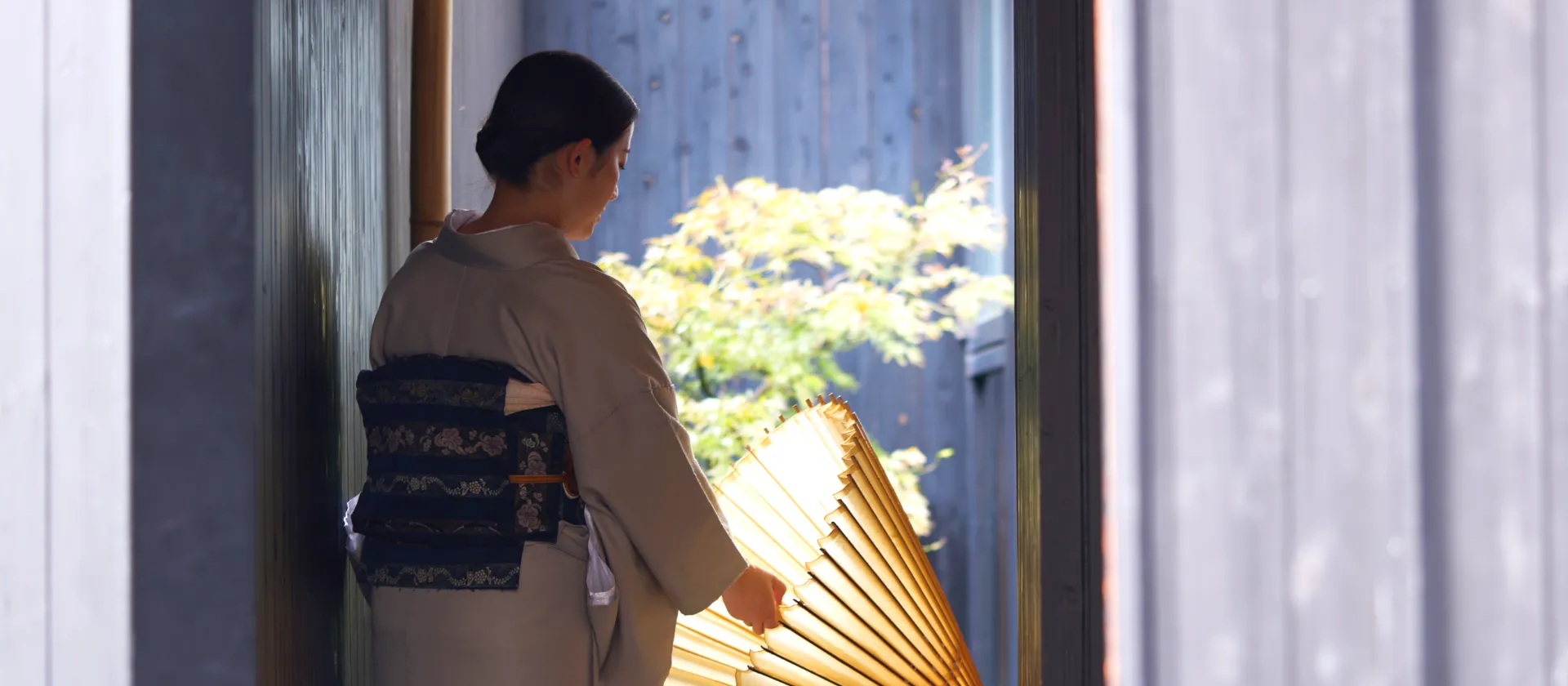 集中して調理を行う料理人