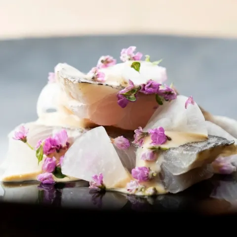 藤の花が散りばめられた鰆のカルパッチョ