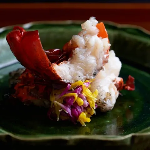 黄色と紫の花で彩られた海老