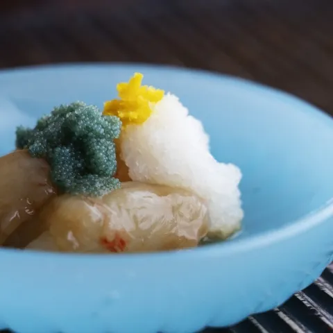 エビの卵と黄色い花で盛り付けられた一品